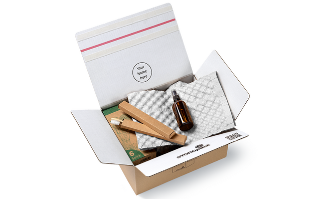 Ein Karton mit Produkten und weißen Papierpolsterbögen 
