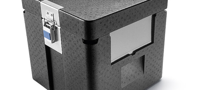 Eine schwarze Isolierbox mit Infusionsbeuteln und Kühlakkus
