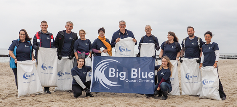 Eine Gruppe Storopack Mitarbeiter bei einem Clean Up am Strand